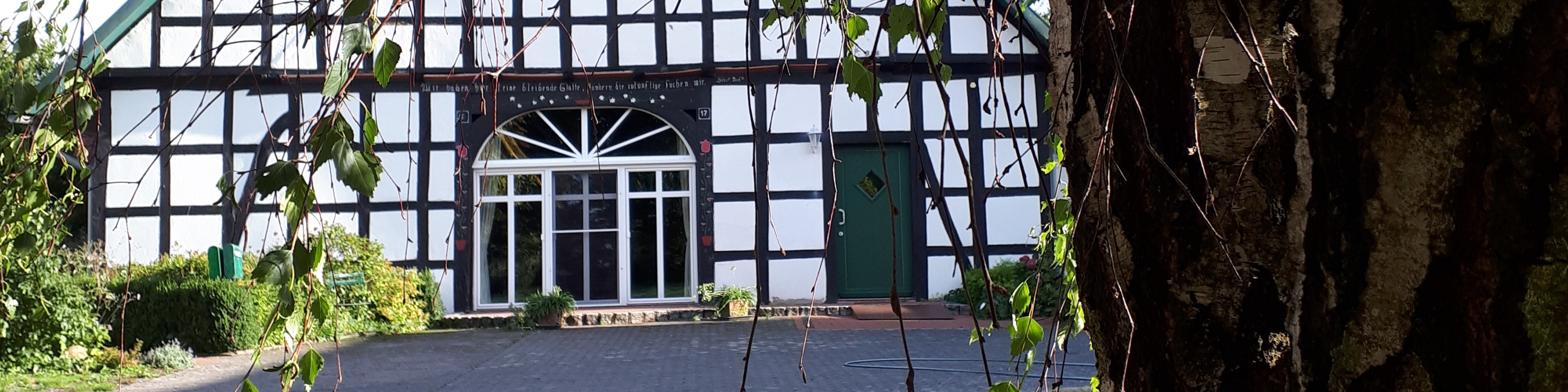 Bei Marie ist ländlich im kleinen Ort Wimmer in der Gemeinde Bad Essen gelegen. Das Wiehengebirge liegt quasi direkt vor der Haustür. Ganz in der Nähe liegt Bad Essen mit dem historischen Ortskern verfügt über ein vorzügliches gastronomisches Angebot, ein tolles Fahrradnetz und bietet eine Vielzahl von kulturellen Veranstaltungen.