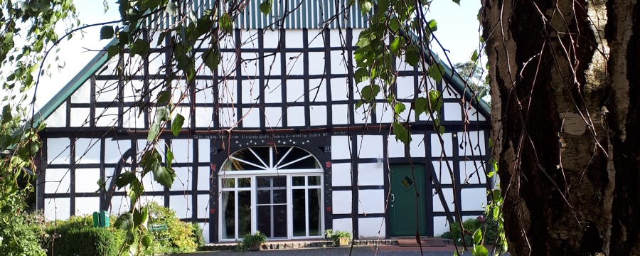 Bei Marie ist ländlich im kleinen Ort Wimmer in der Gemeinde Bad Essen gelegen. Das Wiehengebirge liegt quasi direkt vor der Haustür. Ganz in der Nähe liegt Bad Essen mit dem historischen Ortskern verfügt über ein vorzügliches gastronomisches Angebot, ein tolles Fahrradnetz und bietet eine Vielzahl von kulturellen Veranstaltungen.