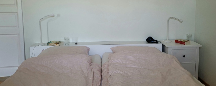 Die gemütlich und geschmackvoll eingerichtete, rollstuhlgerechte Ferienwohnung 'Bei Marie' ist nur ca. 6 km von Bad Essen entfernt. Sie lädt ein, erholsame Urlaubstage im ländlichen Wimmer in einem restaurierten Fachwerkhaus zu verbringen. Die behindertengerechte FeWo ist abseits der Straße, ruhig und idyllisch am Rande des Wiehengebirges gelegen. Der weitläufige Garten und die grosse Terrasse laden zum Verweilen ein.
